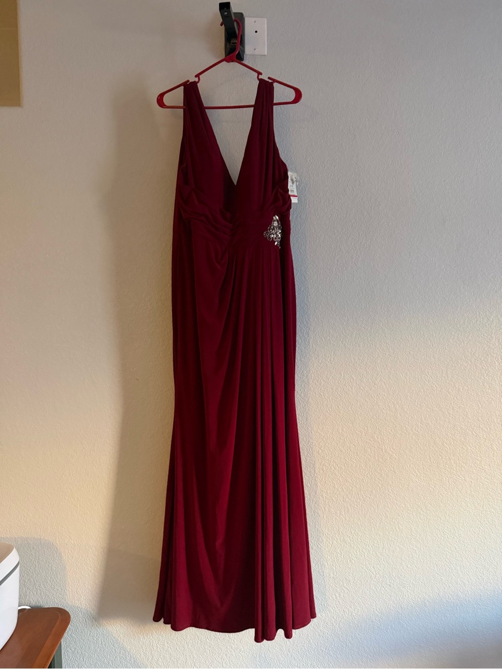 Elegant Deep Red V-Neck Evening Gown with Side Embellishment
